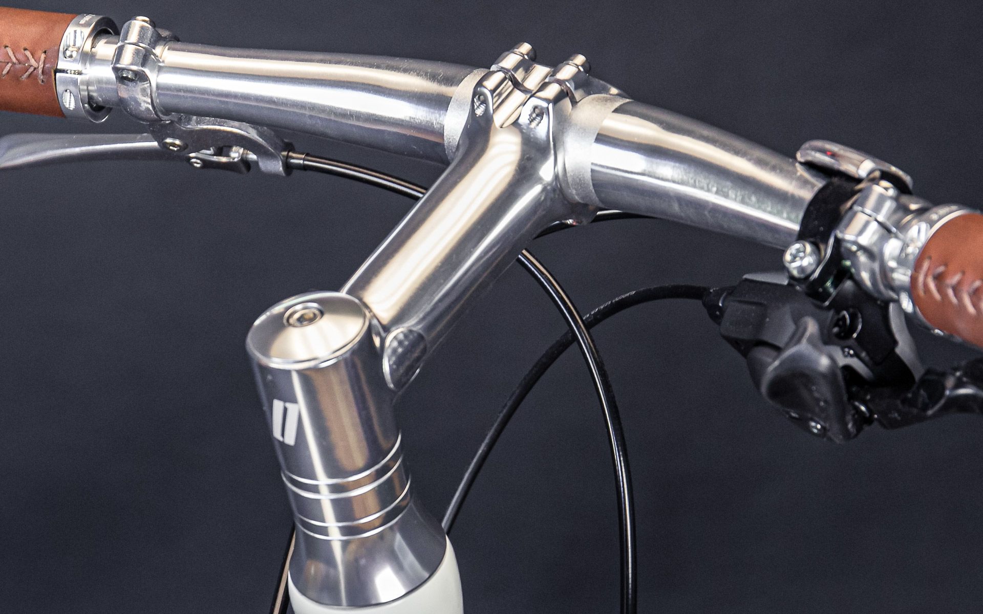 You’ll love the clean and neat appearance achieved by transferring the segment system from our seat post clamp. The stem can be mounted to angle either upward or downward (+/- 7° rise).

