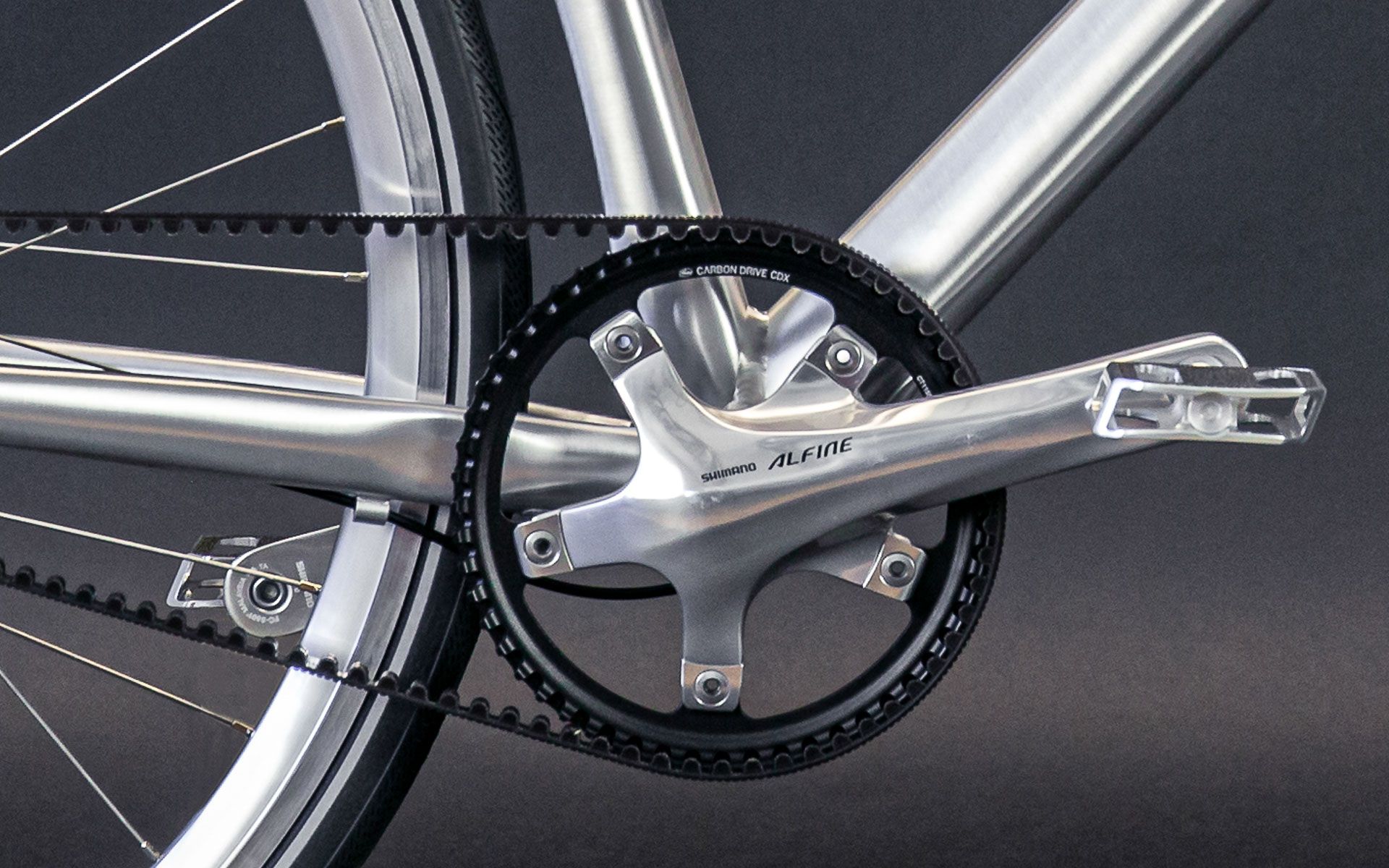 The hollow axle and external bearings work together to achieve the essential stiffness that the belt demands, while a fixed clamp collar gives a precise belt line to ensure a highly durable belt – at the same time, as a visual highlight, it decisively shapes the character of the bike.

