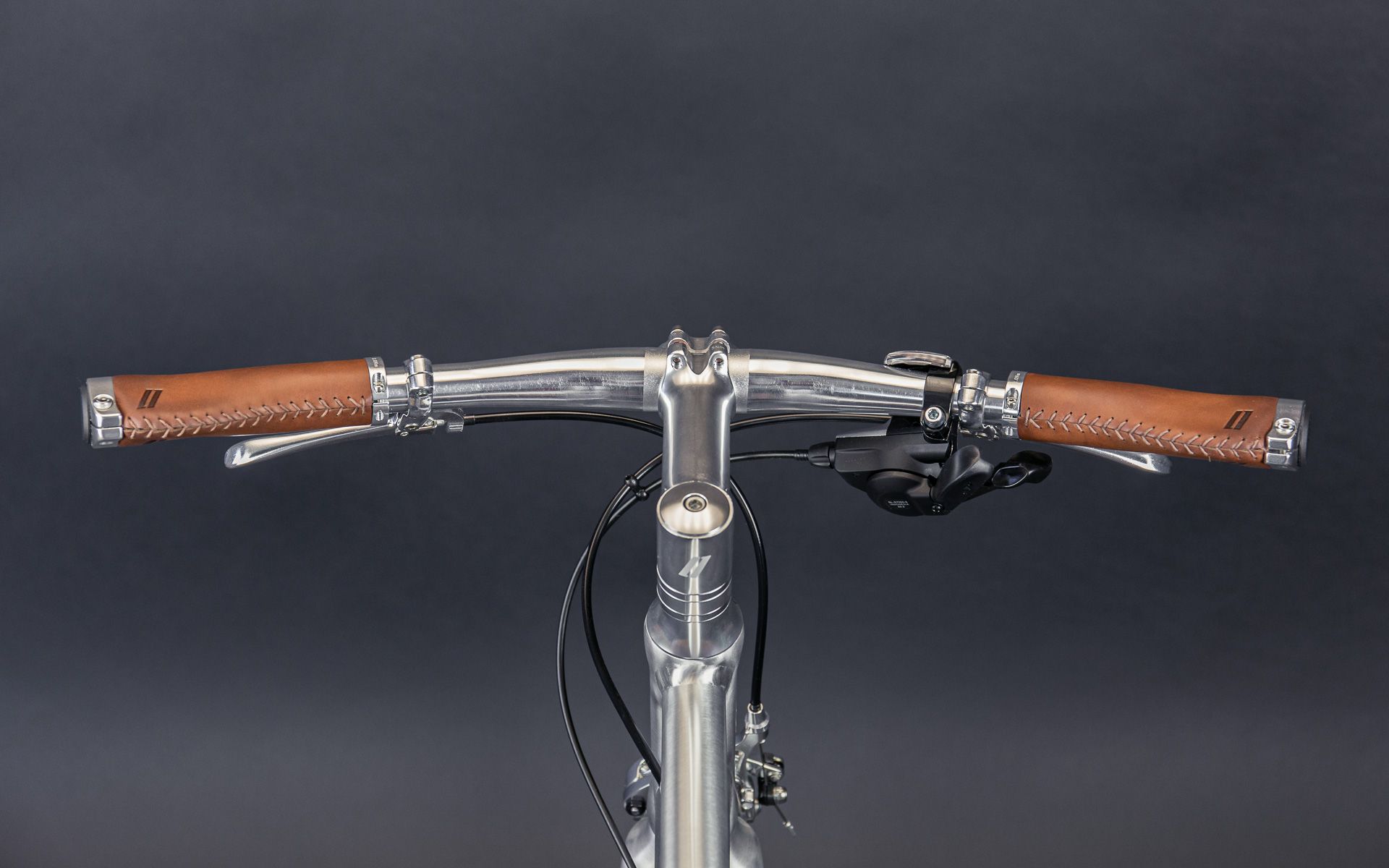 The Schindelhauer Moon handlebars are ergonomically designed for a comfortable grip and an upright cycling position. The stylish sweep of the bar ends, which curve slightly backwards (18°), mean you’ll enjoy casual touring all the more.

