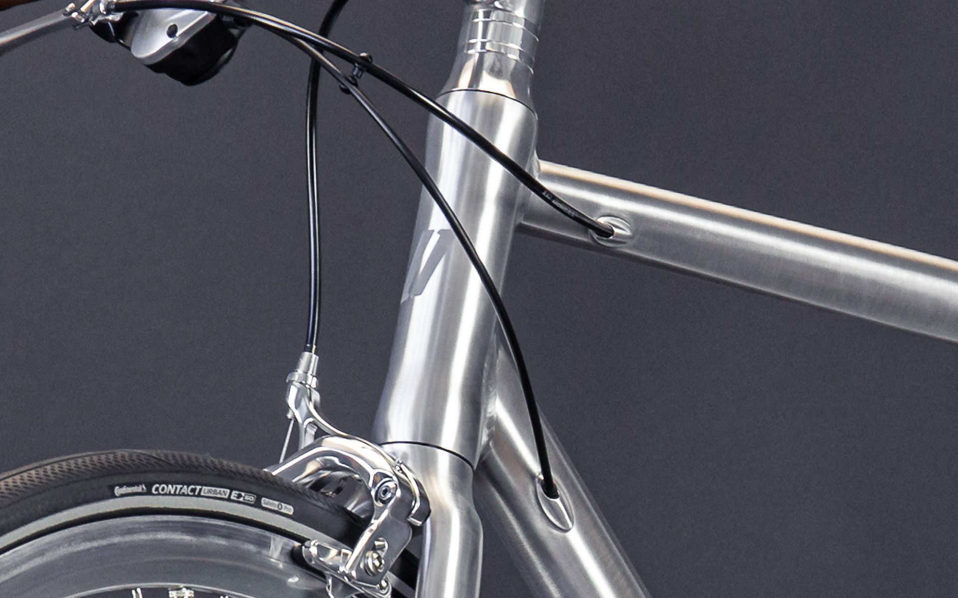 We’ve fully integrated the Tange cartridge bearing, so it accentuates the head tube. Seamless joints around the bicycle fork and stem area lend a flawless finish, creating the impression that the bike is cast from one piece of metal. 

