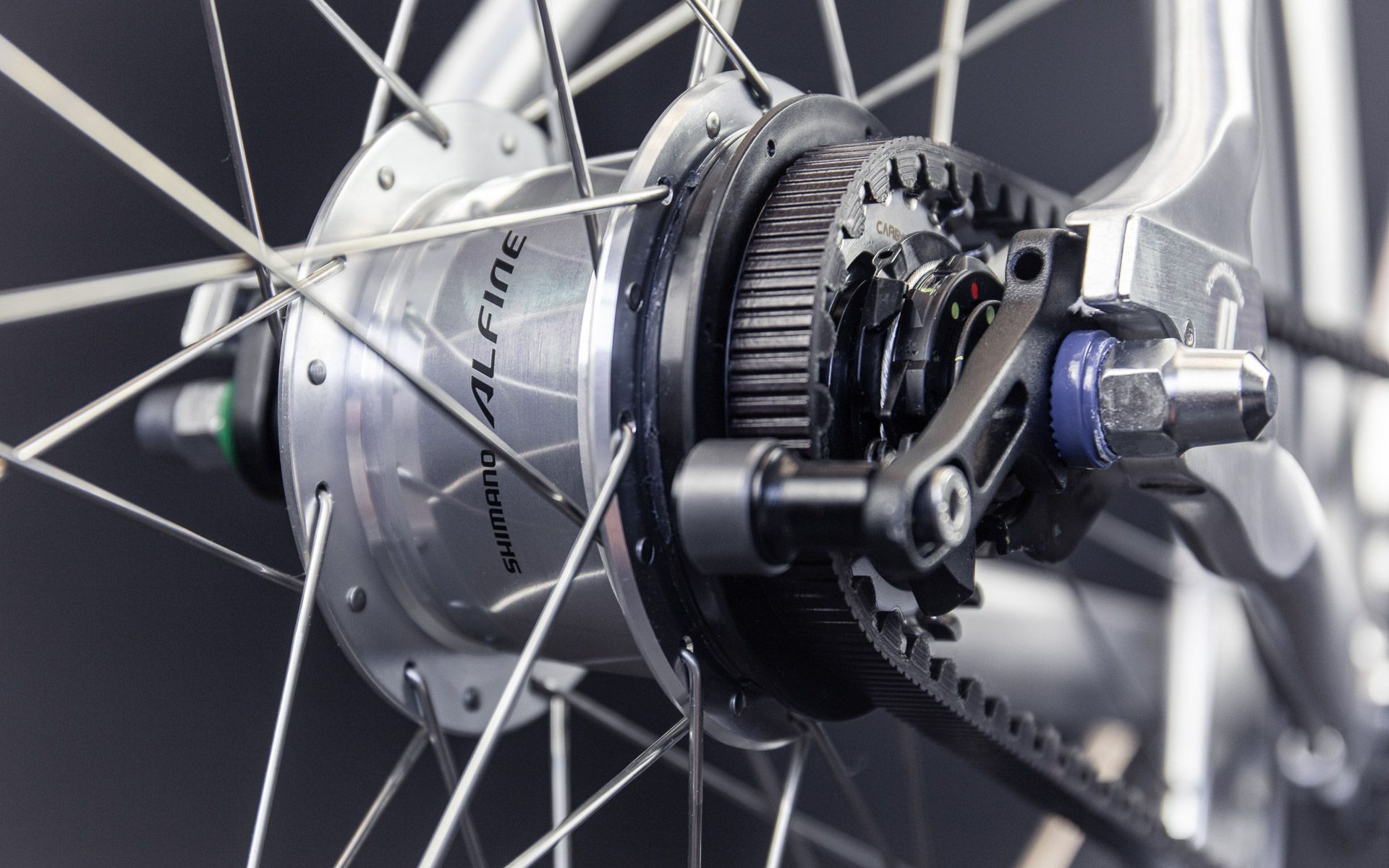 With a spread of 307% for the 8-speed hub or 409% for the 11-speed hub, it offers enough leeway for any terrain. The pawl-free freewheel is super-quiet and an ideal complement to the silent belt drive.

