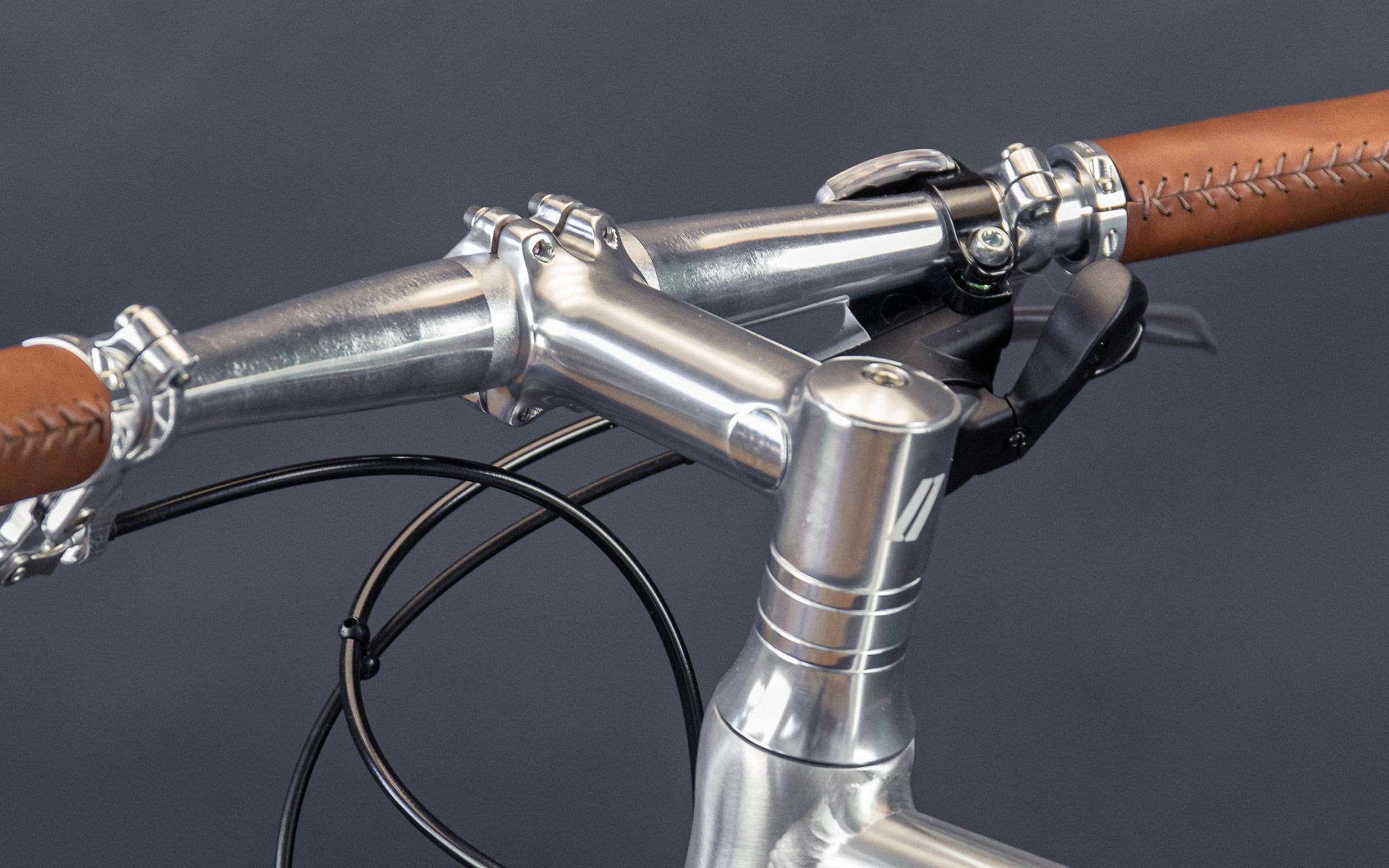 You’ll love the clean and neat appearance achieved by transferring the segment system from our seat post clamp. The stem can be mounted to angle either upward or downward (+/- 7° rise).

