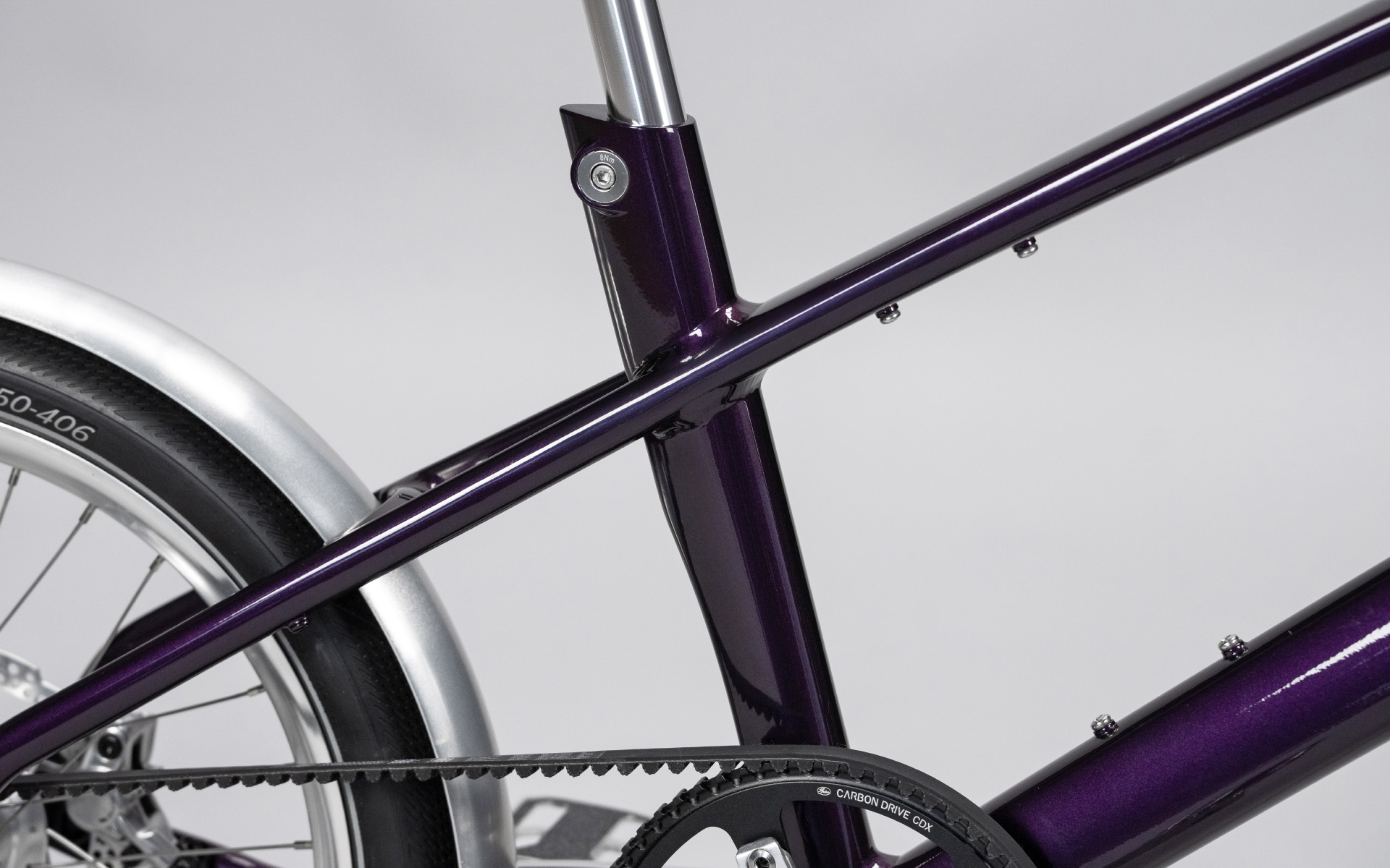 De transmissievarianten van Neo doorbreken bewust het purisme van het single speed model en creëren een geheel unieke uitstraling. Gepolijste zilveren componenten ontmoeten expressieve, diepe framekleuren voor een dramatisch contrast.