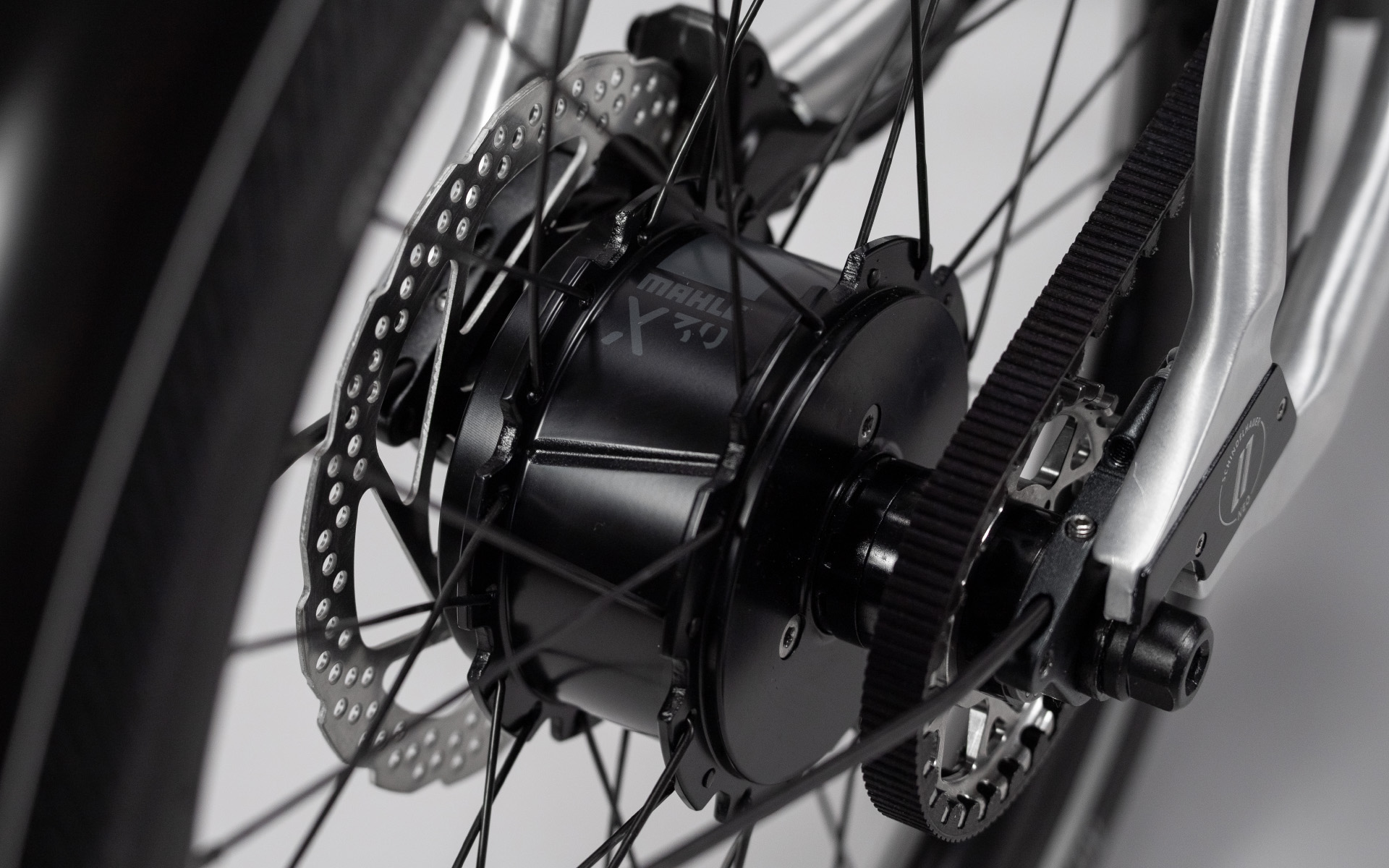 De X30 motor revolutioneert de aandrijving zonder zichzelf op de voorgrond te dringen. Omdat hij compact in de achternaaf zit, blijft de legendarische, strakke Schindelhauer-silhouet onaangetast. Bij het trappen is er geen spoor van technologie. De kracht komt precies daar waar het nodig is, wat een absoluut natuurlijk rijgevoel geeft en je moeiteloos door het stadsverkeer laat glijden.