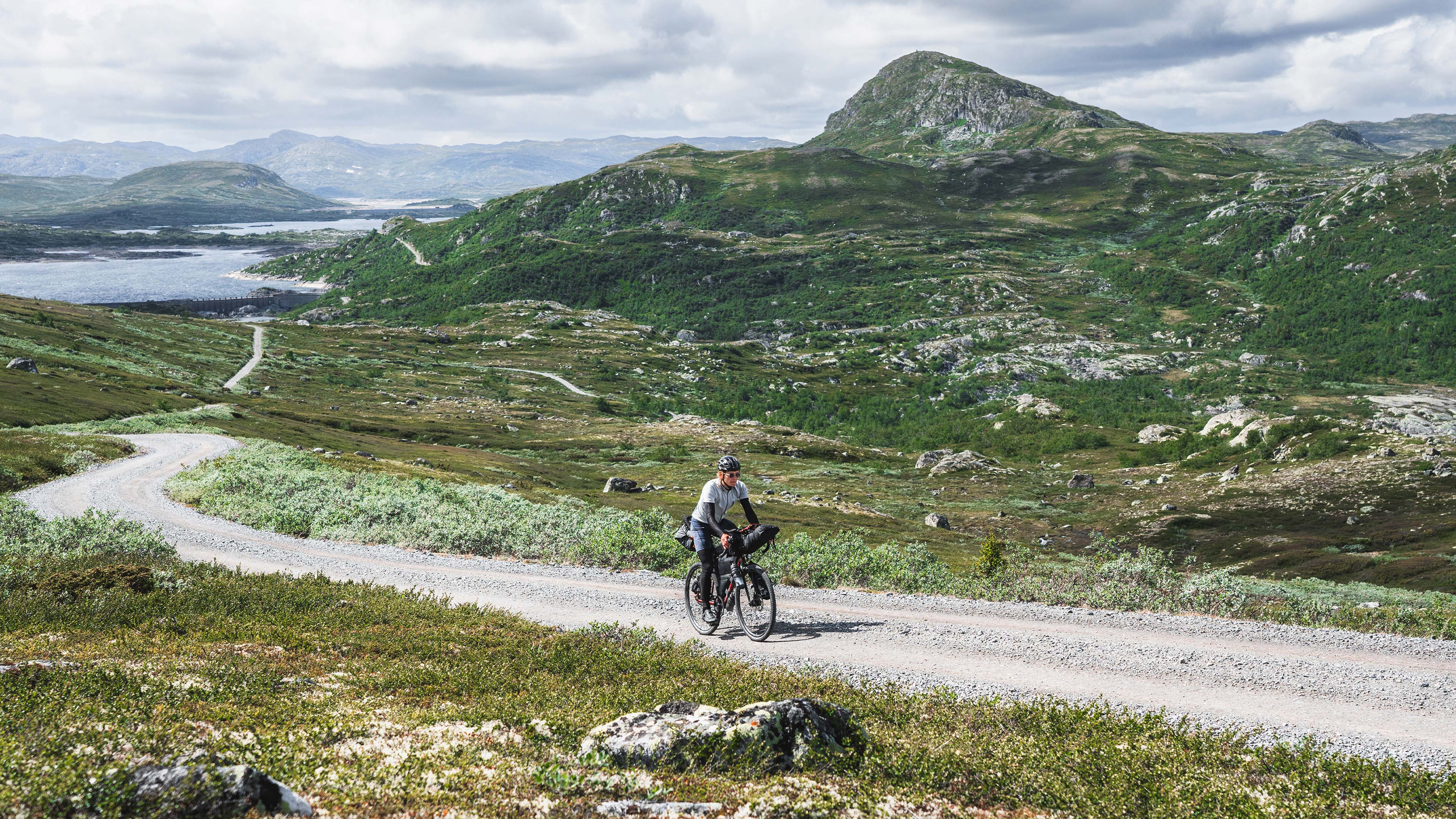 Der erste Gravel Film von Schindelhauer: Off the grid in Norwegen - Mitten in Skandinavien macht Kryštof den ‘Proof of concept’ und erfährt mit Wilhelm Gravel ein einzigartiges Bikepacking-Abenteuer. Im Sommer 2022 hat er beschlossen, über 3 Wochen eine Bikepacking-Tour durch Norwegen zu machen, dabei hat er eindrucksvolle 2500 km zurückgelegt.