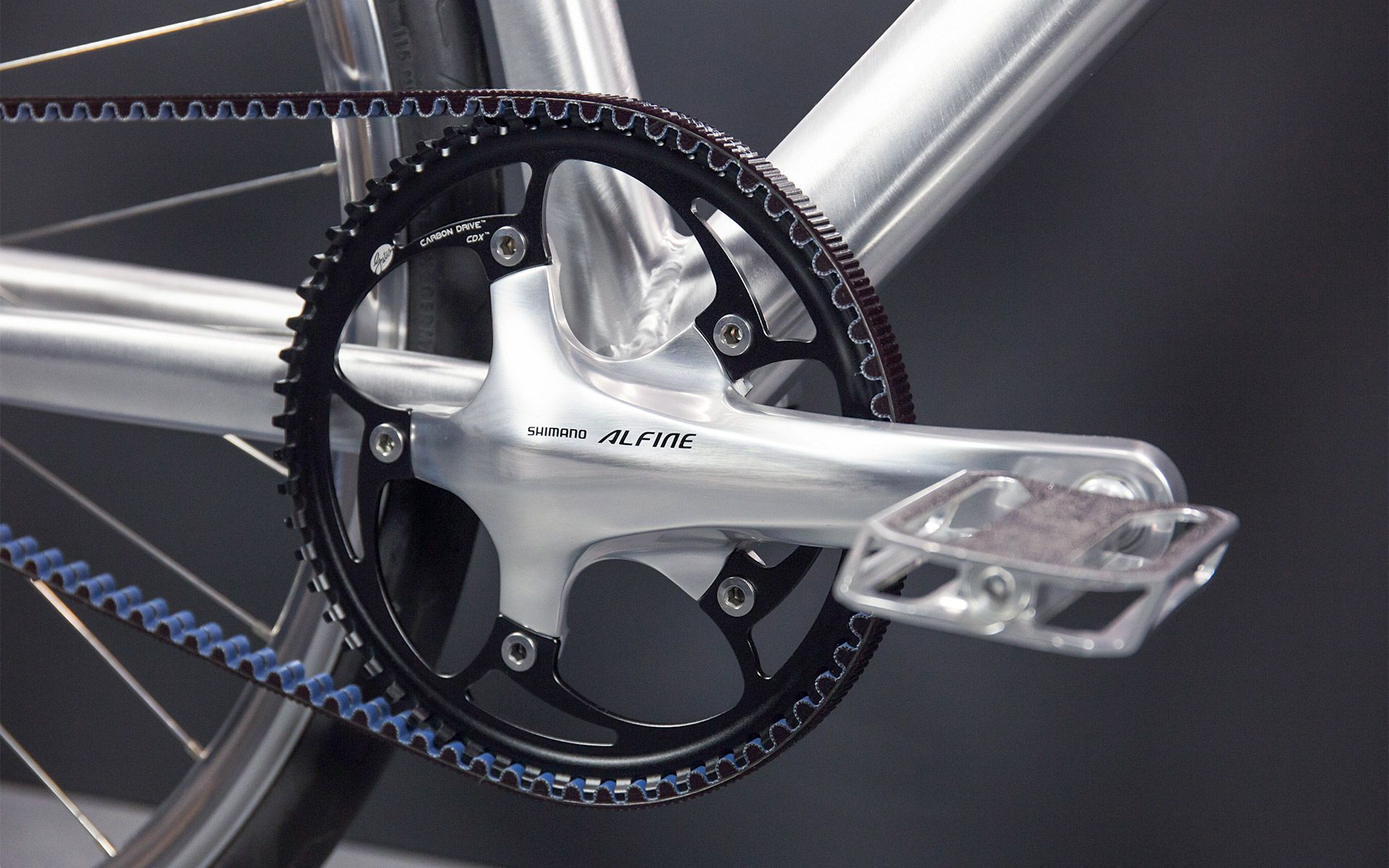 The Shimano Alfine crankset and the belt drive system make an excellent combination - at the same time, as a visual highlight, it decisively shapes the character of the bike.