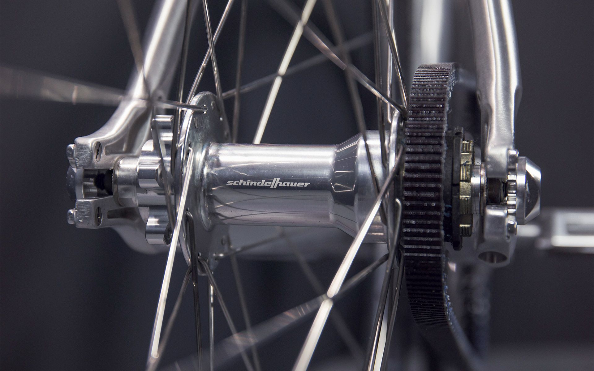 Thanks to a second sprocket, you can simply take off the wheel, flip it over to switch between freewheeling and engaging a gear anytime. The aim was to design a stiff wheel that could stand up to the rigours of tough everyday use.