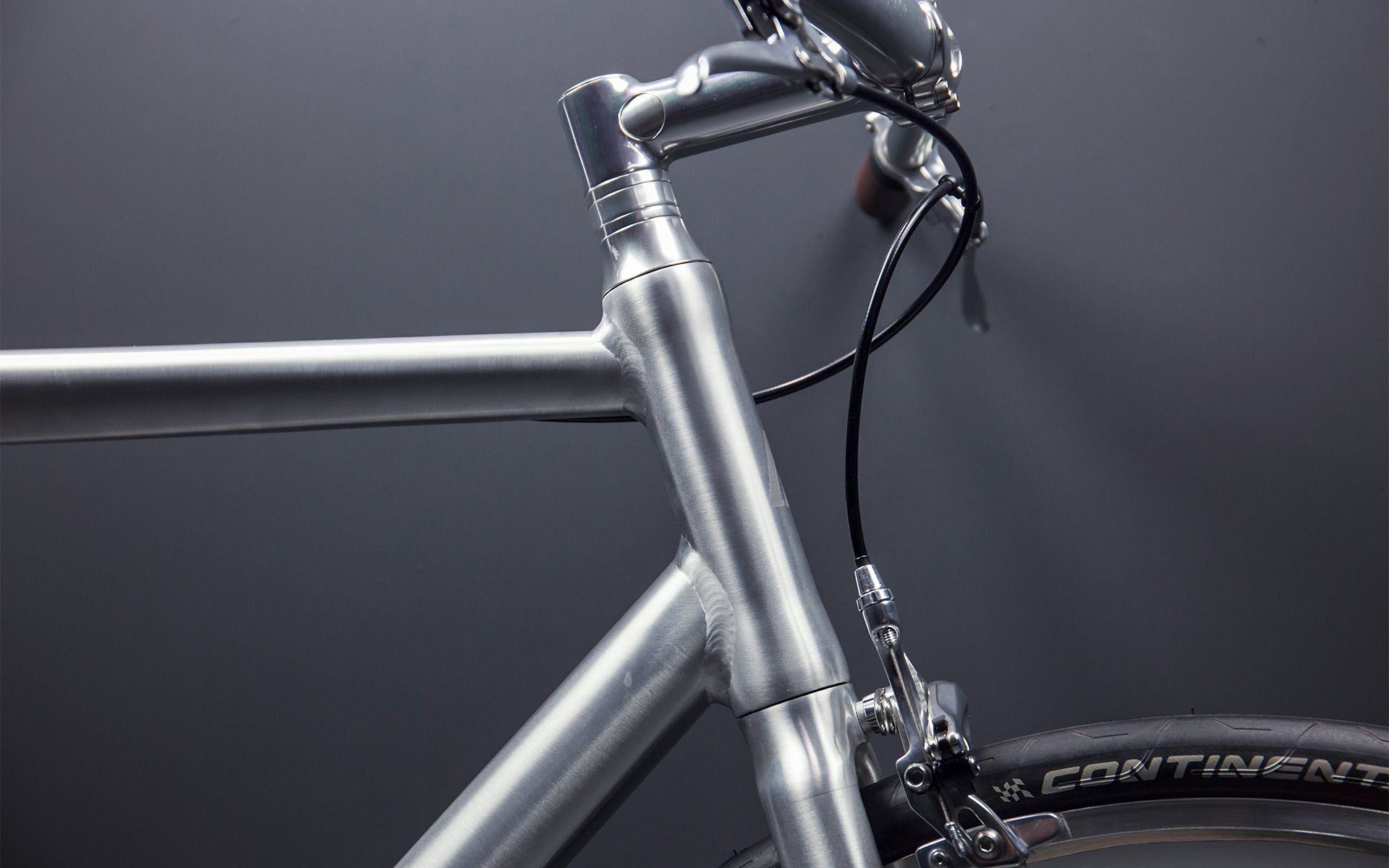 We’ve fully integrated the Tange cartridge bearing, so it accentuates the head tube. Seamless joints around the bicycle fork and stem area lend a flawless finish, creating the impression that the bike is cast from one piece of metal.