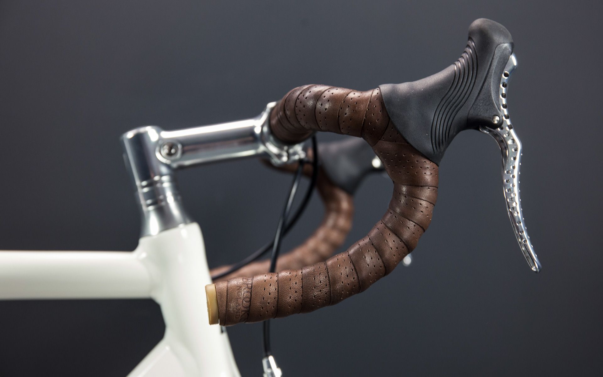 Soft, smooth and made of perforated leather that’s breathable and lightweight, this bar tape will make you enjoy your two-wheel adventures all the more. It also lends this bike a little extra character.

