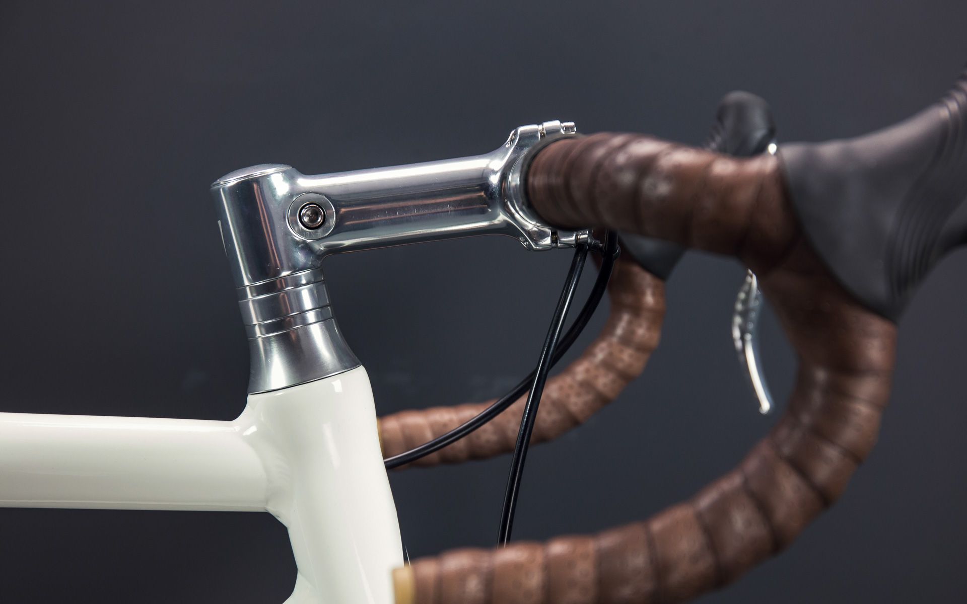 Reduced and integrated: You’ll love the clean and neat appearance achieved by transferring the segment system from our seat post clamp. The stem can be mounted to angle either upward or downward (+/- 7° rise).

