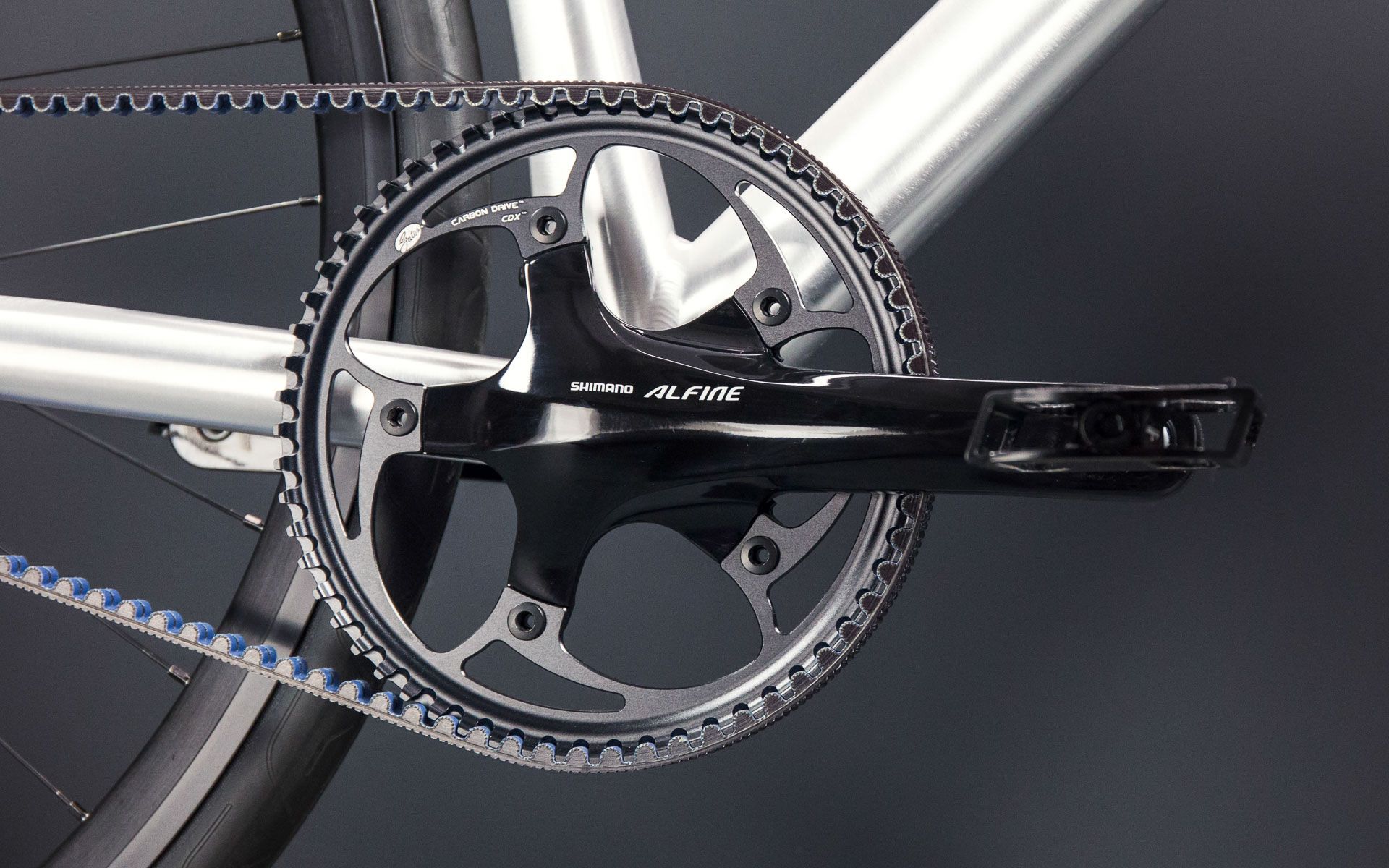 The Shimano Alfine crankset and the belt drive system make an excellent combination - at the same time, as a visual highlight, it decisively shapes the character of the bike.

