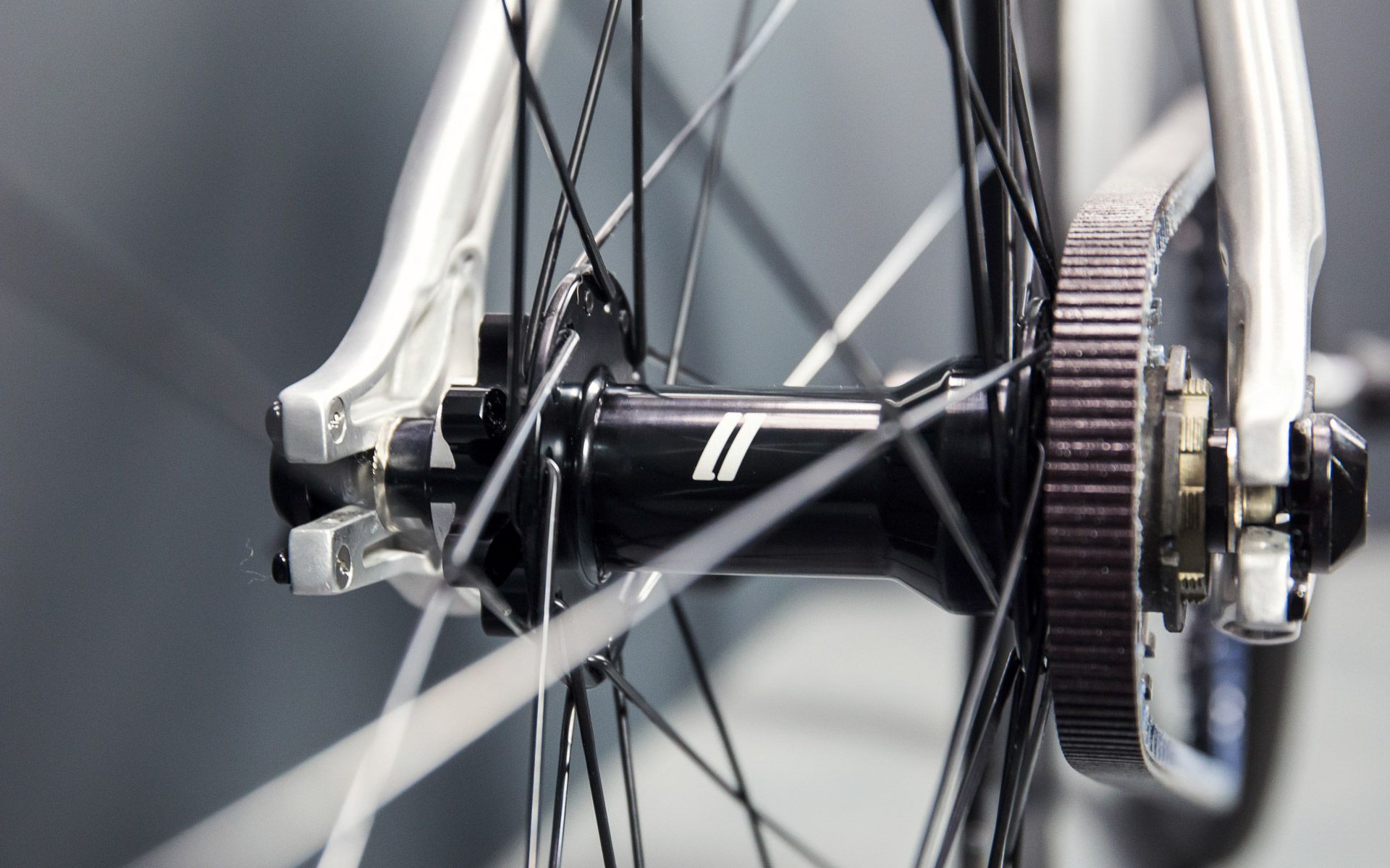 Thanks to a second sprocket, you can simply take off the wheel, flip it over to switch between freewheeling and engaging a gear anytime. The aim was to design a stiff wheel that could stand up to the rigours of tough everyday use.

