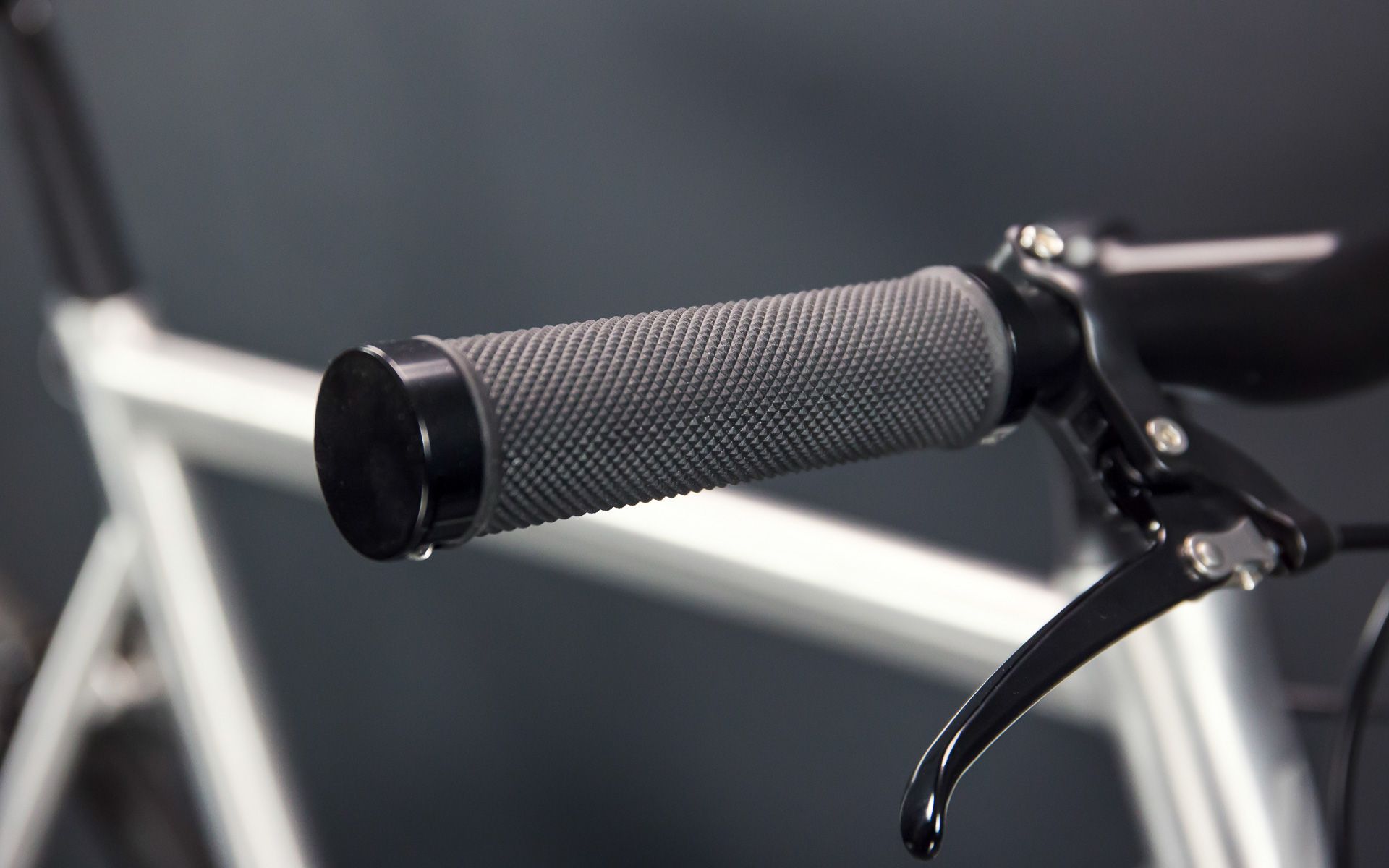 Designed for a firm grip: the Viktor Rubber Grips have a fine diamond profile to provide a secure hold and a comfortable feel on longer rides. The clamp mounting ensures they will always stay in place.

