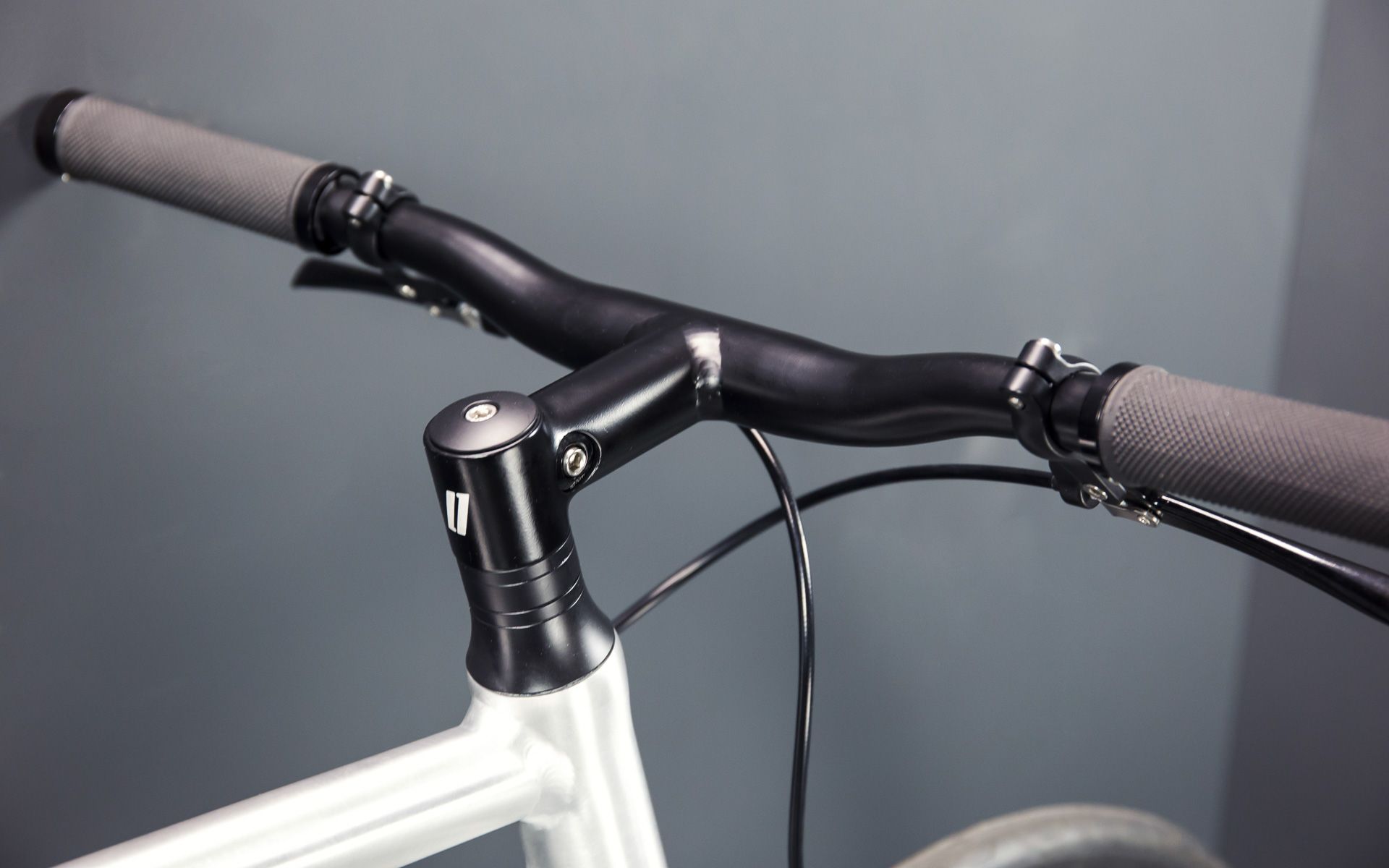 By using the TIG welding process on the riser handlebars and integrating a slightly downward sloping stem, Viktor becomes a seamlessly finished design piece.

