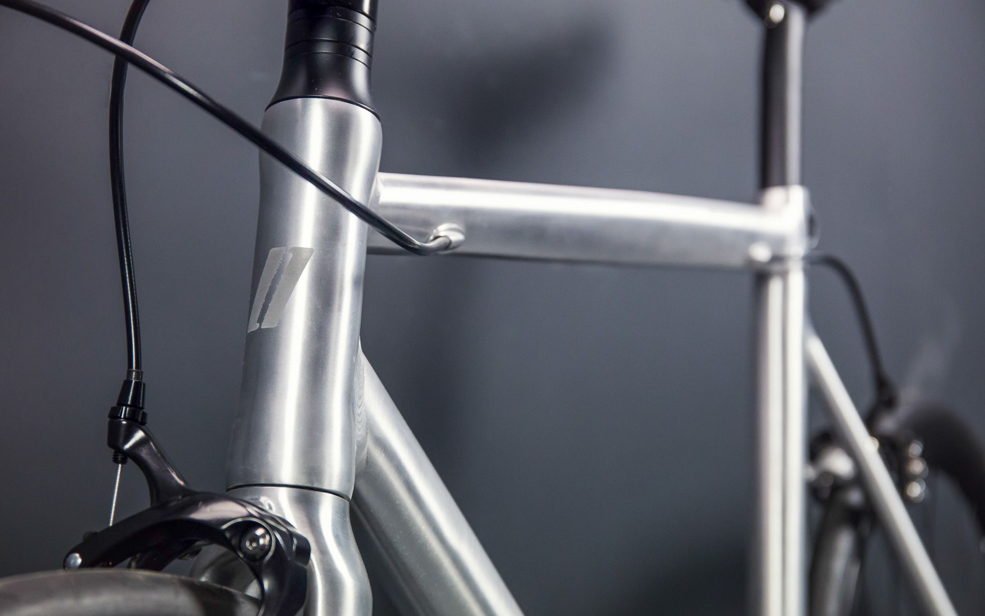 We’ve fully integrated the Tange cartridge bearing, so it accentuates the head tube. Seamless joints around the bicycle fork and stem area lend a flawless finish, creating the impression that the bike is cast from one piece of metal. 

